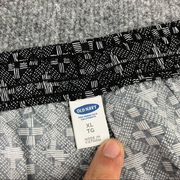 Old Navy Tribal Ikat Print Shorts, Black and White, Size Xl drawstring - Picture 6 of 9